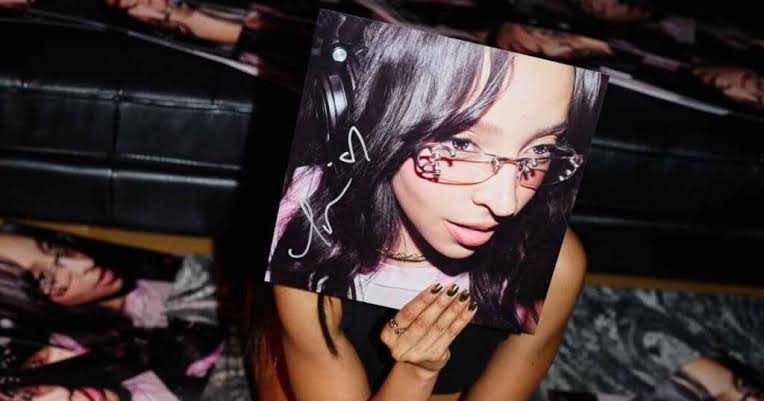 Tinashe questiona o estrelato pop em “Popstar”, seu oitavo álbum