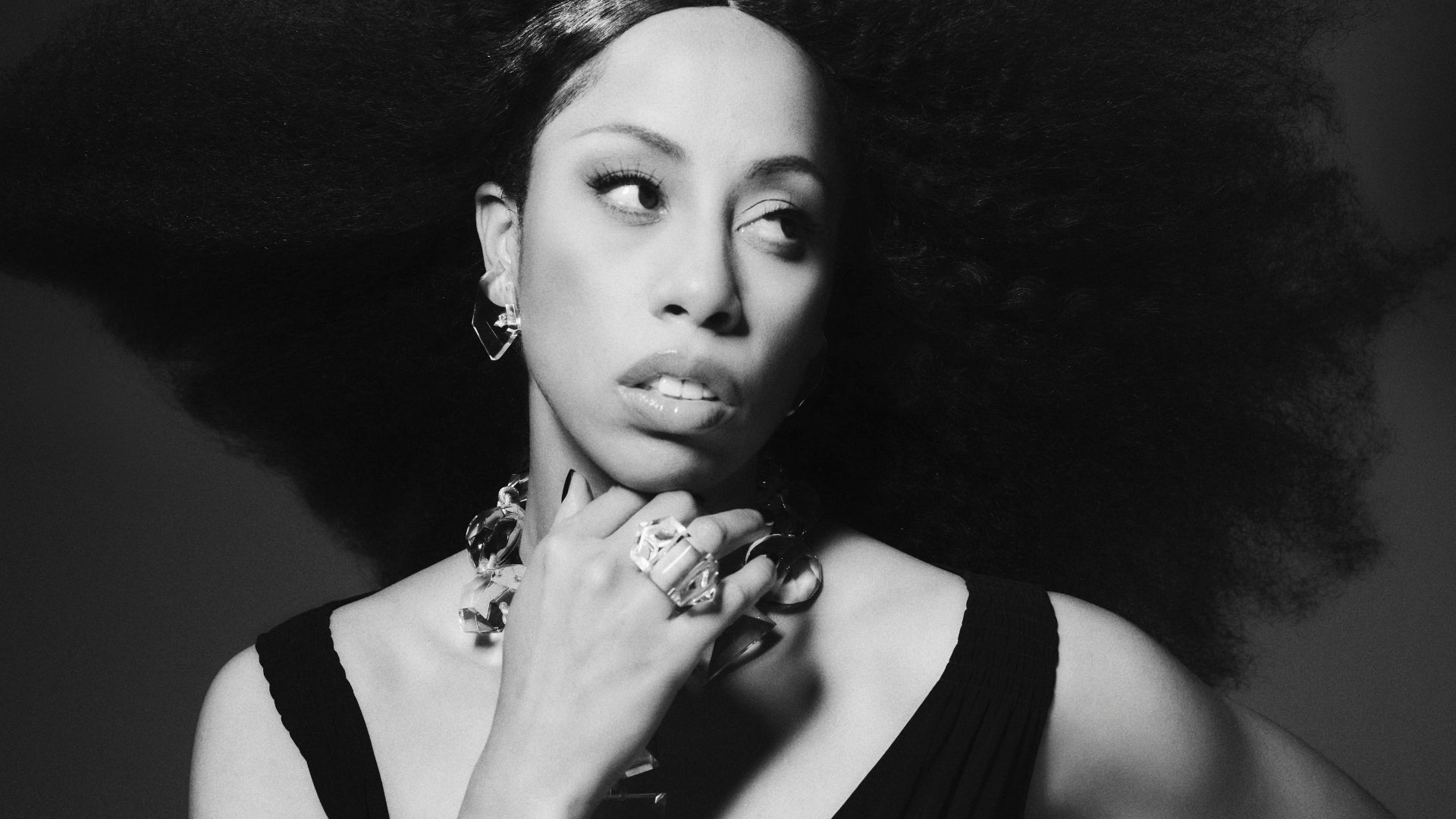 Rochelle Jordan eleva performance em carro clássico por Hollywood