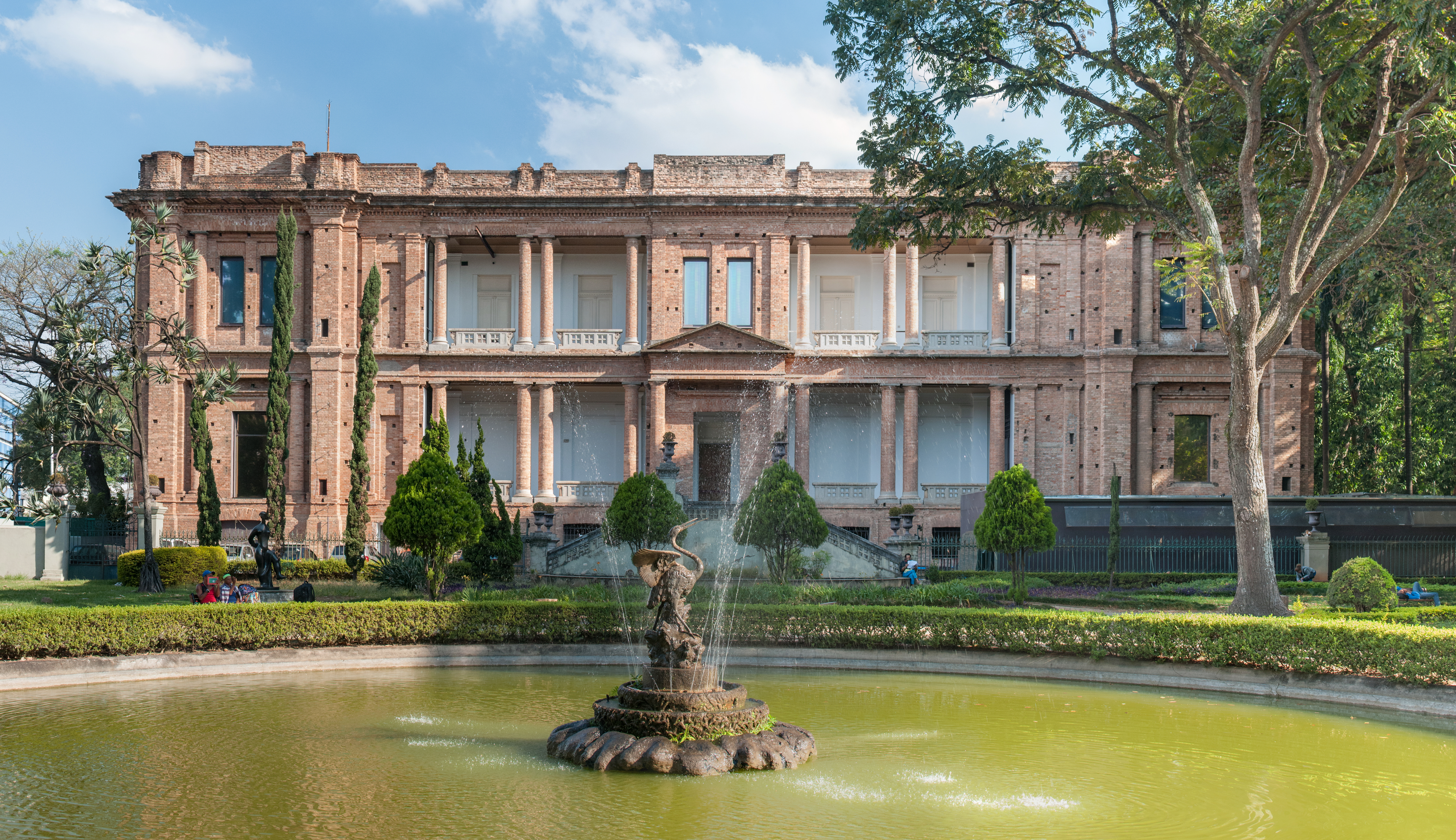 Pinacoteca abre diálogo com Nam June Paik, Charlotte Moorman e Vivian Caccuri